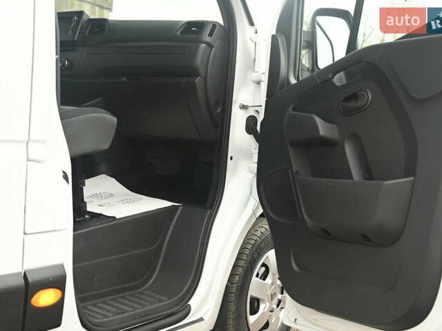 Белый Рено Мастер, объемом двигателя 2.3 л и пробегом 217 тыс. км за 19999 $, фото 40 на Automoto.ua