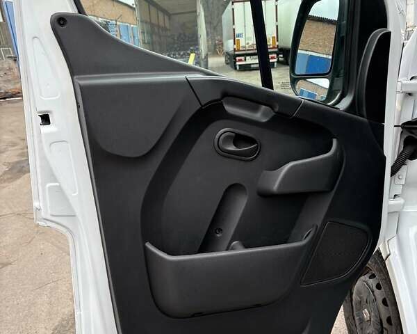 Білий Рено Мастєр, об'ємом двигуна 2.3 л та пробігом 278 тис. км за 17399 $, фото 7 на Automoto.ua