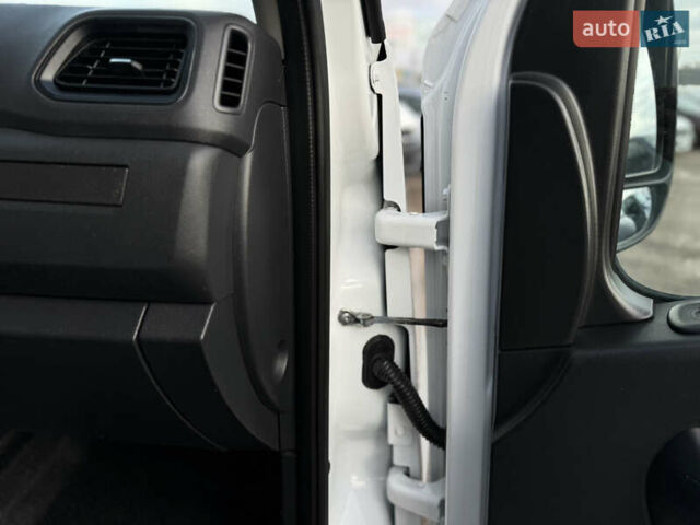 Белый Рено Мастер, объемом двигателя 2.3 л и пробегом 209 тыс. км за 21000 $, фото 78 на Automoto.ua