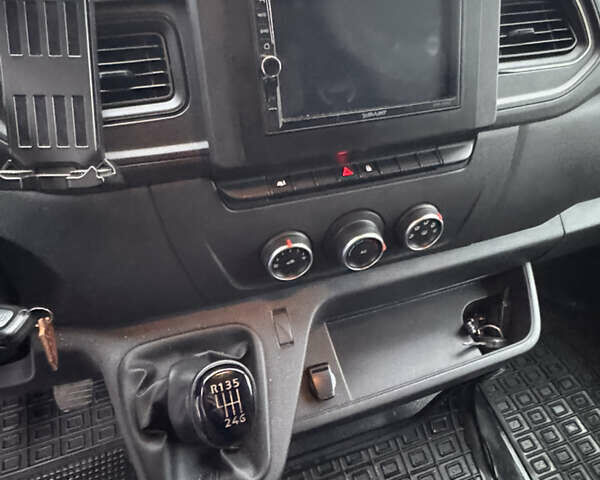 Белый Рено Мастер, объемом двигателя 2.3 л и пробегом 75 тыс. км за 23500 $, фото 9 на Automoto.ua