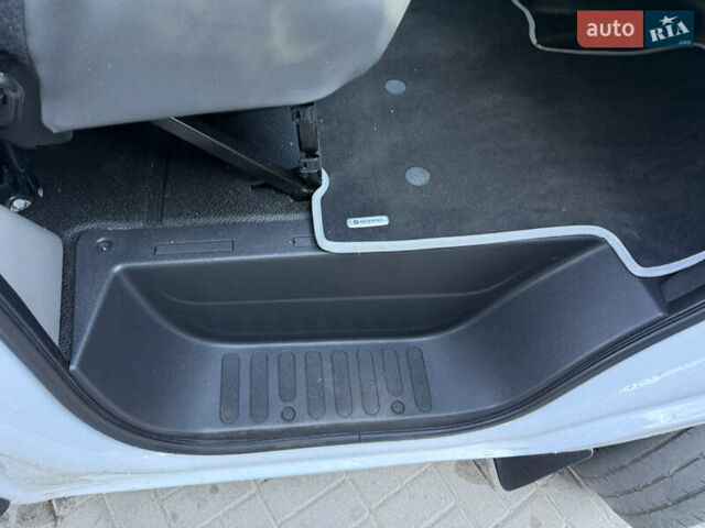 Білий Рено Мастєр, об'ємом двигуна 2.3 л та пробігом 195 тис. км за 17999 $, фото 133 на Automoto.ua