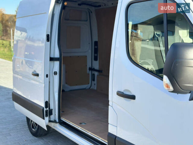 Белый Рено Мастер, объемом двигателя 2.5 л и пробегом 155 тыс. км за 20000 $, фото 3 на Automoto.ua