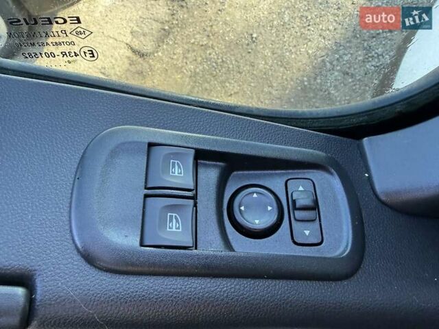 Белый Рено Мастер, объемом двигателя 2.3 л и пробегом 250 тыс. км за 19999 $, фото 16 на Automoto.ua