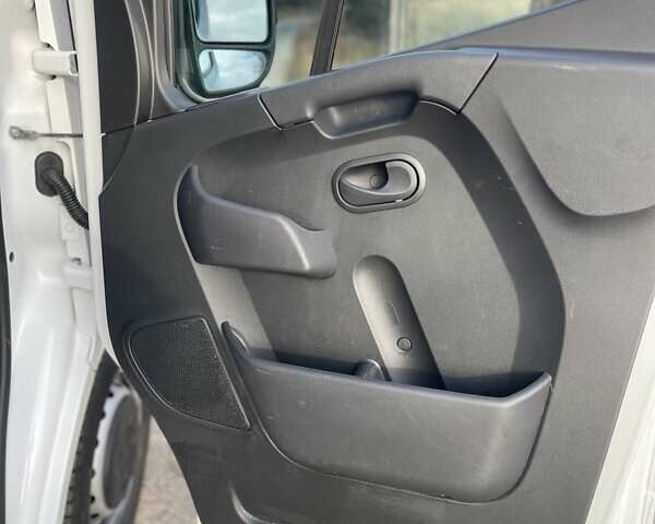 Белый Рено Мастер, объемом двигателя 2.3 л и пробегом 180 тыс. км за 22000 $, фото 46 на Automoto.ua