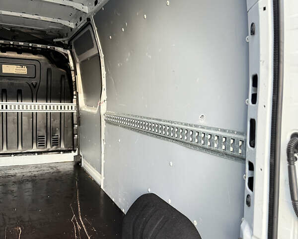 Белый Рено Мастер, объемом двигателя 2.3 л и пробегом 230 тыс. км за 19950 $, фото 46 на Automoto.ua