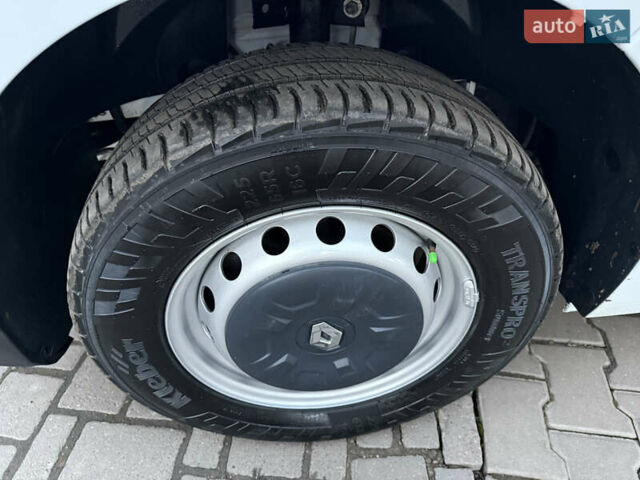 Белый Рено Мастер, объемом двигателя 0 л и пробегом 252 тыс. км за 18800 $, фото 56 на Automoto.ua