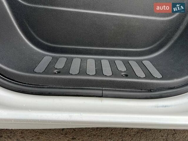 Белый Рено Мастер, объемом двигателя 2.3 л и пробегом 293 тыс. км за 24999 $, фото 74 на Automoto.ua