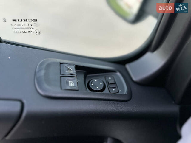 Білий Рено Мастєр, об'ємом двигуна 2.3 л та пробігом 175 тис. км за 19600 $, фото 35 на Automoto.ua