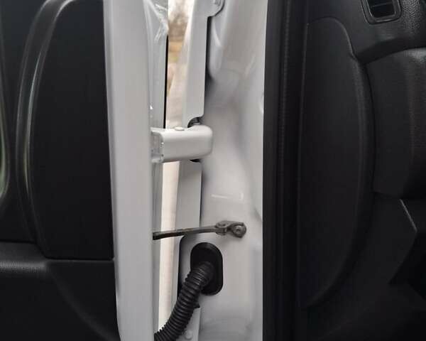 Белый Рено Мастер, объемом двигателя 2.3 л и пробегом 241 тыс. км за 19800 $, фото 16 на Automoto.ua