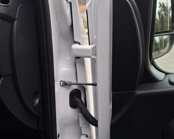 Белый Рено Мастер, объемом двигателя 2.3 л и пробегом 241 тыс. км за 19800 $, фото 13 на Automoto.ua