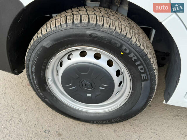 Белый Рено Мастер, объемом двигателя 2.3 л и пробегом 255 тыс. км за 24900 $, фото 16 на Automoto.ua
