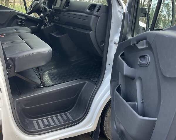 Белый Рено Мастер, объемом двигателя 2.3 л и пробегом 180 тыс. км за 22000 $, фото 30 на Automoto.ua