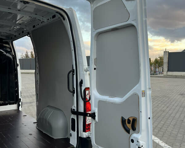 Белый Рено Мастер, объемом двигателя 2.3 л и пробегом 189 тыс. км за 18555 $, фото 12 на Automoto.ua