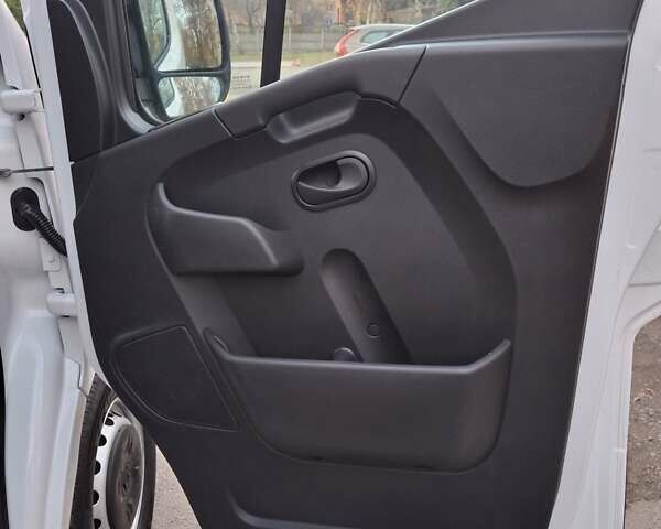 Белый Рено Мастер, объемом двигателя 2.3 л и пробегом 288 тыс. км за 19500 $, фото 27 на Automoto.ua