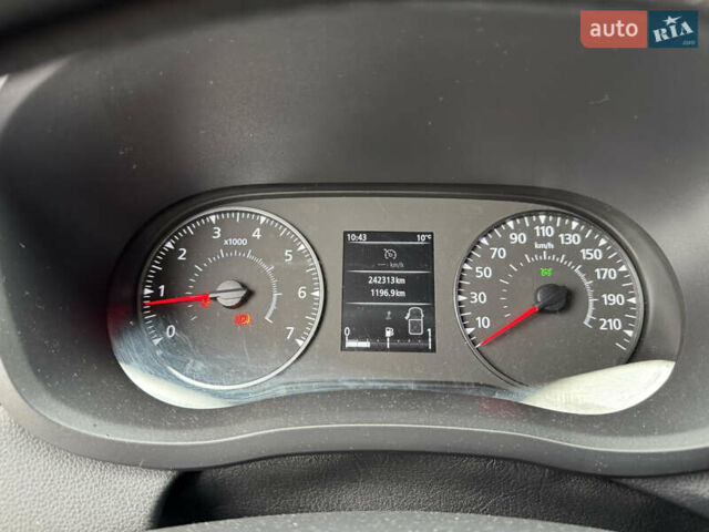 Белый Рено Мастер, объемом двигателя 2.3 л и пробегом 242 тыс. км за 21000 $, фото 32 на Automoto.ua