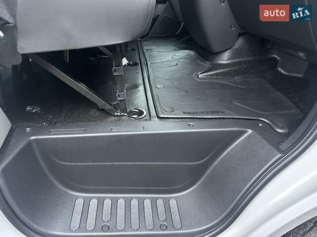 Белый Рено Мастер, объемом двигателя 2.3 л и пробегом 36 тыс. км за 25600 $, фото 48 на Automoto.ua