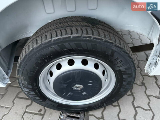 Белый Рено Мастер, объемом двигателя 0 л и пробегом 252 тыс. км за 18800 $, фото 57 на Automoto.ua