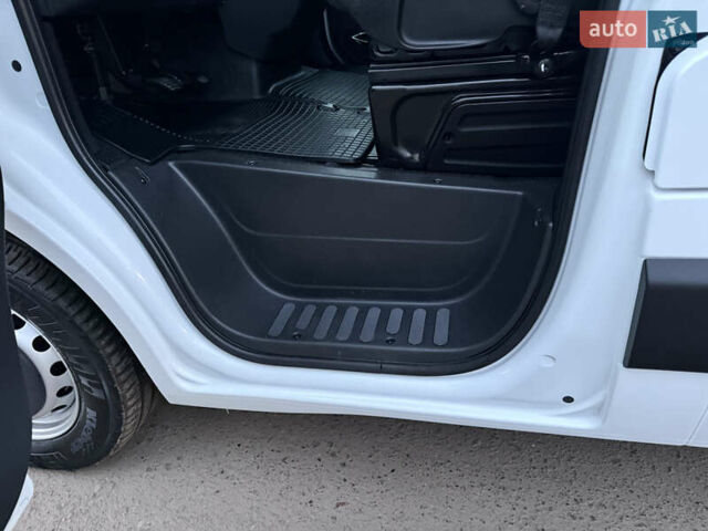 Белый Рено Мастер, объемом двигателя 0 л и пробегом 252 тыс. км за 18800 $, фото 20 на Automoto.ua