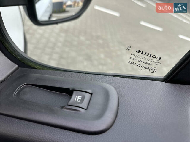 Белый Рено Мастер, объемом двигателя 2.3 л и пробегом 240 тыс. км за 18500 $, фото 74 на Automoto.ua