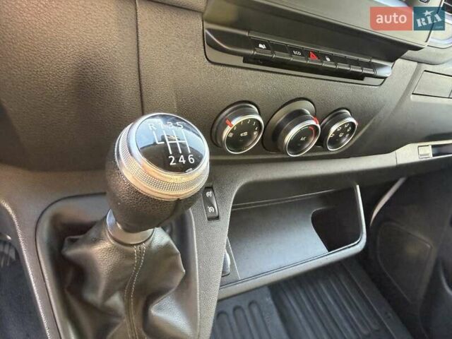 Белый Рено Мастер, объемом двигателя 2.3 л и пробегом 250 тыс. км за 19999 $, фото 22 на Automoto.ua