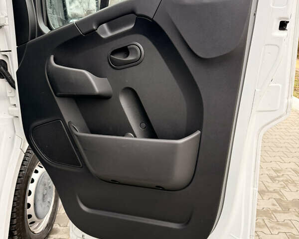 Белый Рено Мастер, объемом двигателя 2.3 л и пробегом 220 тыс. км за 19700 $, фото 6 на Automoto.ua