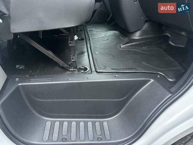 Білий Рено Мастєр, об'ємом двигуна 2.3 л та пробігом 40 тис. км за 23300 $, фото 29 на Automoto.ua