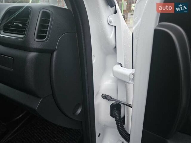 Белый Рено Мастер, объемом двигателя 2.3 л и пробегом 184 тыс. км за 18300 $, фото 54 на Automoto.ua