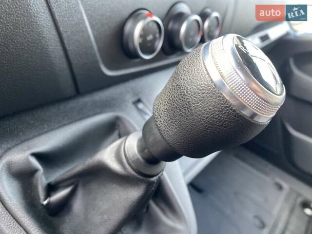 Белый Рено Мастер, объемом двигателя 2.3 л и пробегом 138 тыс. км за 18850 $, фото 47 на Automoto.ua