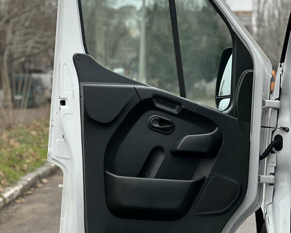 Белый Рено Мастер, объемом двигателя 2.3 л и пробегом 372 тыс. км за 18500 $, фото 6 на Automoto.ua