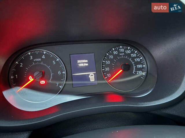 Белый Рено Мастер, объемом двигателя 0 л и пробегом 252 тыс. км за 18800 $, фото 28 на Automoto.ua