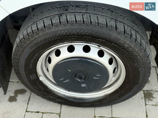 Белый Рено Мастер, объемом двигателя 2.3 л и пробегом 230 тыс. км за 19950 $, фото 8 на Automoto.ua