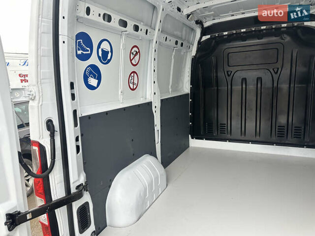 Белый Рено Мастер, объемом двигателя 2.3 л и пробегом 240 тыс. км за 18500 $, фото 103 на Automoto.ua