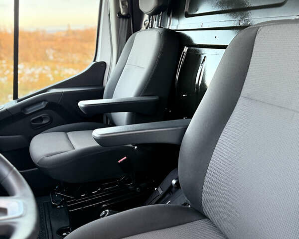 Белый Рено Мастер, объемом двигателя 2.3 л и пробегом 230 тыс. км за 19950 $, фото 23 на Automoto.ua