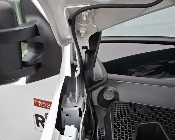 Белый Рено Мастер, объемом двигателя 2.3 л и пробегом 241 тыс. км за 19800 $, фото 11 на Automoto.ua