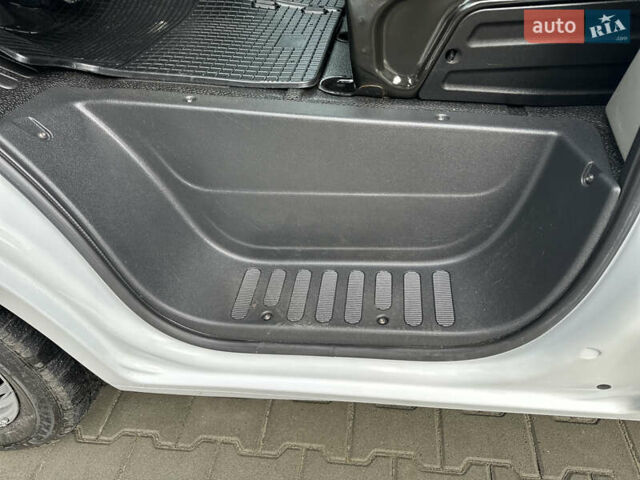 Белый Рено Мастер, объемом двигателя 2.3 л и пробегом 240 тыс. км за 18500 $, фото 56 на Automoto.ua