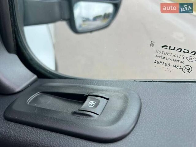 Белый Рено Мастер, объемом двигателя 2.3 л и пробегом 287 тыс. км за 25500 $, фото 94 на Automoto.ua