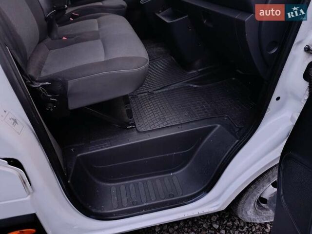 Білий Рено Мастєр, об'ємом двигуна 2.3 л та пробігом 204 тис. км за 25677 $, фото 25 на Automoto.ua