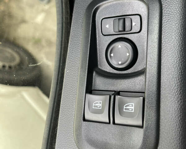 Білий Рено Мастєр, об'ємом двигуна 2.3 л та пробігом 220 тис. км за 25000 $, фото 40 на Automoto.ua