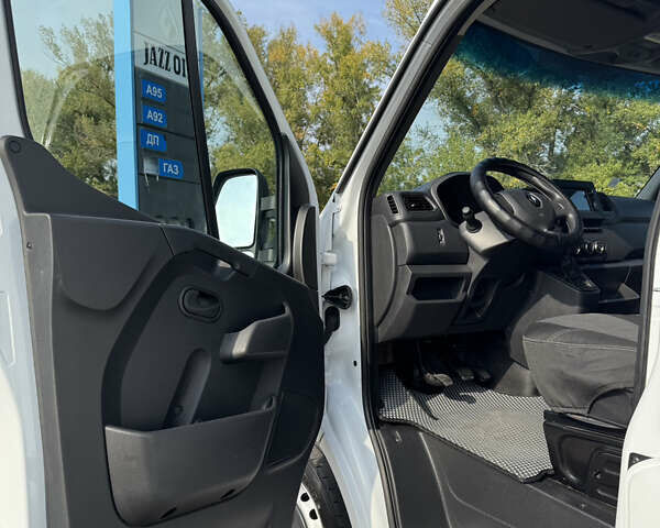 Белый Рено Мастер, объемом двигателя 2.3 л и пробегом 65 тыс. км за 31470 $, фото 8 на Automoto.ua