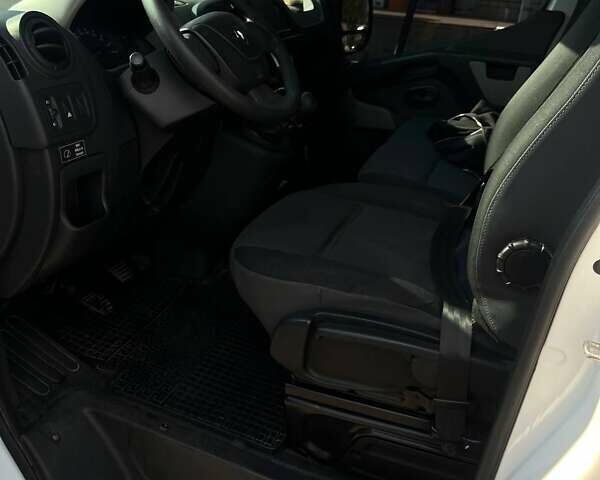 Белый Рено Мастер, объемом двигателя 2.3 л и пробегом 340 тыс. км за 11000 $, фото 4 на Automoto.ua