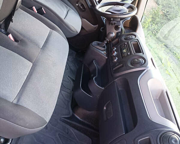 Белый Рено Мастер, объемом двигателя 2.3 л и пробегом 356 тыс. км за 14800 $, фото 7 на Automoto.ua