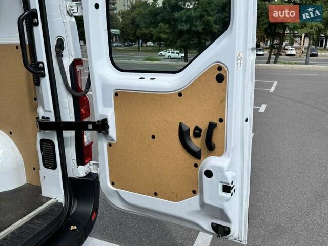 Белый Рено Мастер, объемом двигателя 2.3 л и пробегом 105 тыс. км за 23500 $, фото 9 на Automoto.ua