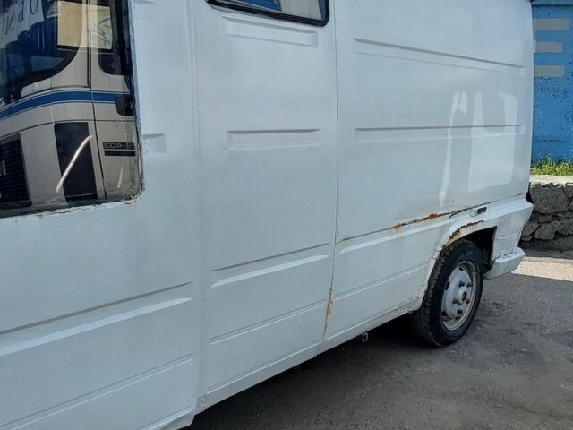 Белый Рено Мастер, объемом двигателя 2.5 л и пробегом 999 тыс. км за 1300 $, фото 2 на Automoto.ua