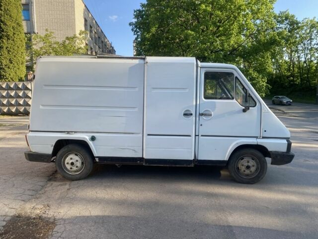 Білий Рено Мастєр, об'ємом двигуна 2.5 л та пробігом 300 тис. км за 999 $, фото 4 на Automoto.ua