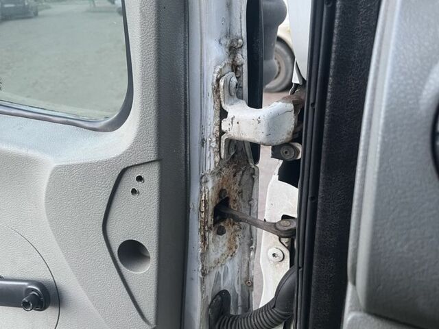 Белый Рено Мастер, объемом двигателя 2.5 л и пробегом 630 тыс. км за 4600 $, фото 2 на Automoto.ua