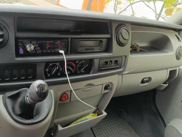 Белый Рено Мастер, объемом двигателя 2.5 л и пробегом 434 тыс. км за 7000 $, фото 1 на Automoto.ua