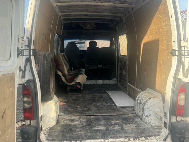 Белый Рено Мастер, объемом двигателя 2.5 л и пробегом 400 тыс. км за 10000 $, фото 3 на Automoto.ua