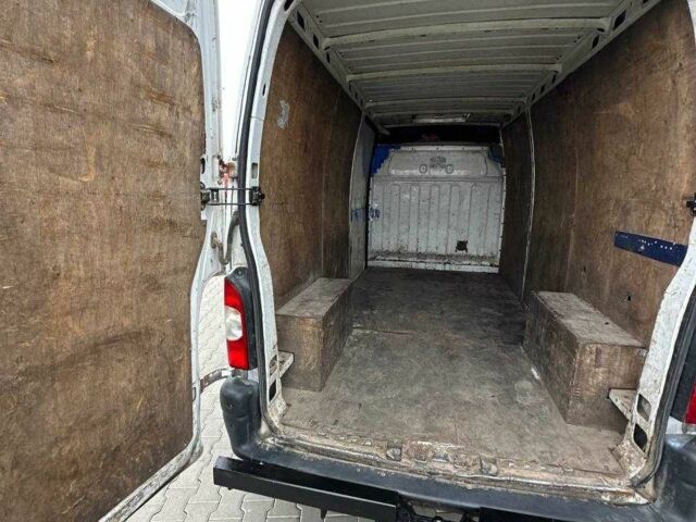 Белый Рено Мастер, объемом двигателя 2.5 л и пробегом 300 тыс. км за 3999 $, фото 4 на Automoto.ua