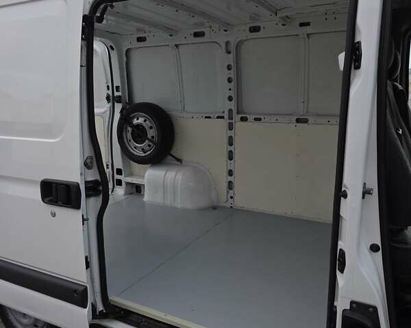 Белый Рено Мастер, объемом двигателя 2.46 л и пробегом 319 тыс. км за 8300 $, фото 18 на Automoto.ua
