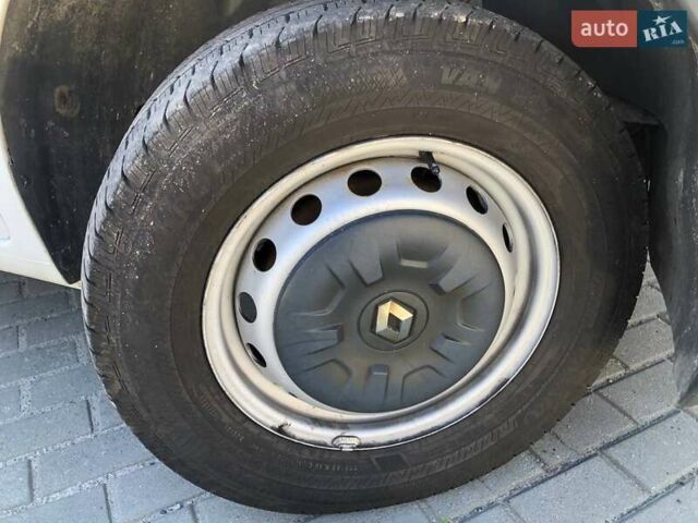 Белый Рено Мастер, объемом двигателя 2.3 л и пробегом 372 тыс. км за 13000 $, фото 23 на Automoto.ua